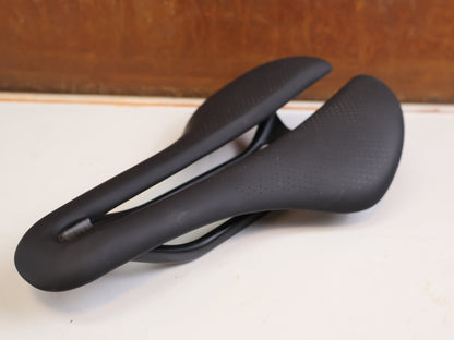Sattel von Trek, Trek Aeolus RSL Carbon Sattel 145 mm Schwarz 150 g 7x10 mm vor USEDBIKES-OB.DE Hintergrund
