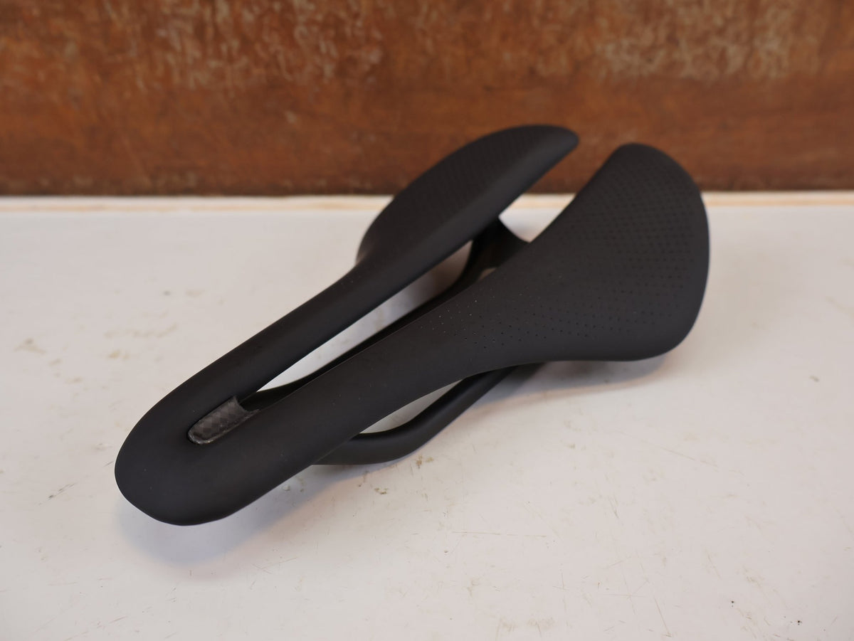 Sattel von Trek, Trek Aeolus RSL Carbon Sattel 145 mm Schwarz 150 g 7x10 mm vor USEDBIKES-OB.DE Hintergrund