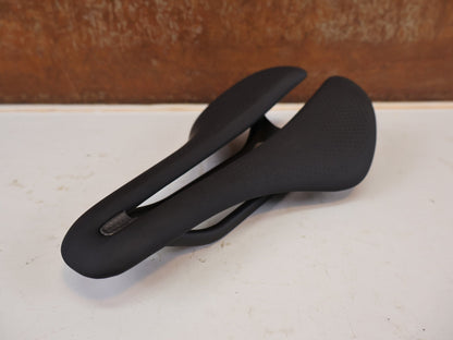Sattel von Trek, Trek Aeolus RSL Carbon Sattel 145 mm Schwarz 150 g 7x10 mm vor USEDBIKES-OB.DE Hintergrund
