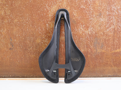 Sattel von Trek, Trek Aeolus RSL Carbon Sattel 145 mm Schwarz 150 g 7x10 mm vor USEDBIKES-OB.DE Hintergrund
