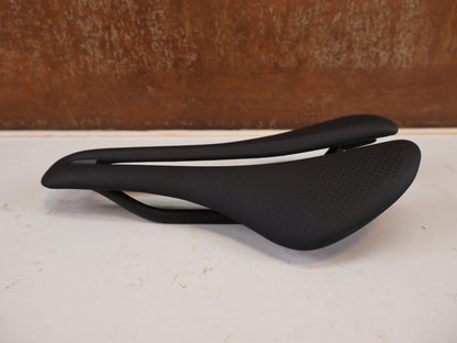 Sattel von Trek, Trek Aeolus RSL Carbon Sattel 145 mm Schwarz 150 g 7x10 mm vor USEDBIKES-OB.DE Hintergrund
