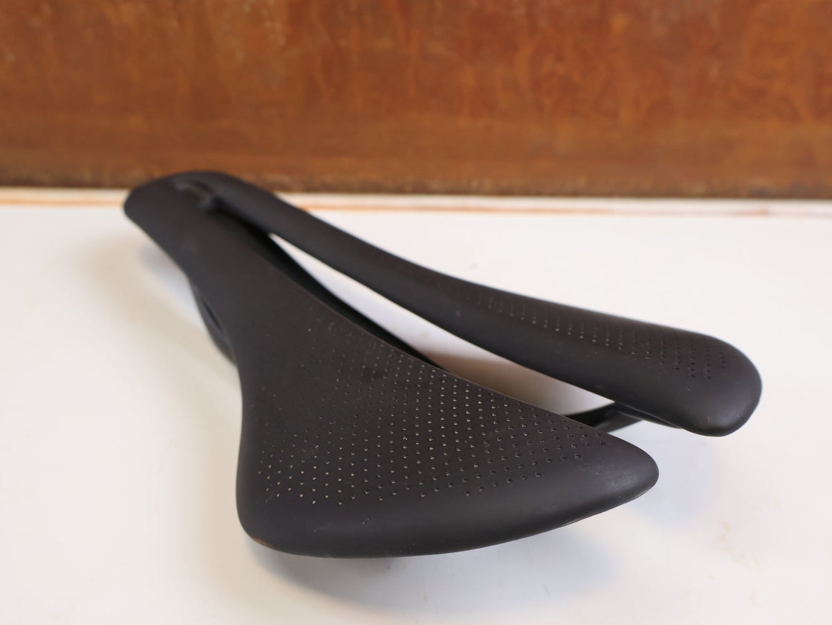 Sattel von Trek, Trek Aeolus RSL Carbon Sattel 145 mm Schwarz 150 g 7x10 mm vor USEDBIKES-OB.DE Hintergrund