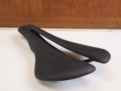 Sattel von Trek, Trek Aeolus RSL Carbon Sattel 145 mm Schwarz 150 g 7x10 mm vor USEDBIKES-OB.DE Hintergrund