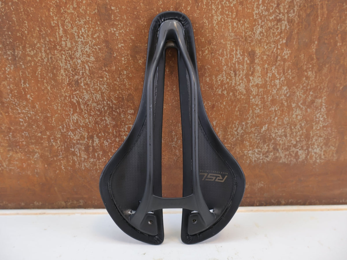 Sattel von Trek, Trek Aeolus RSL Carbon Sattel 145 mm Schwarz 150 g 7x10 mm vor USEDBIKES-OB.DE Hintergrund