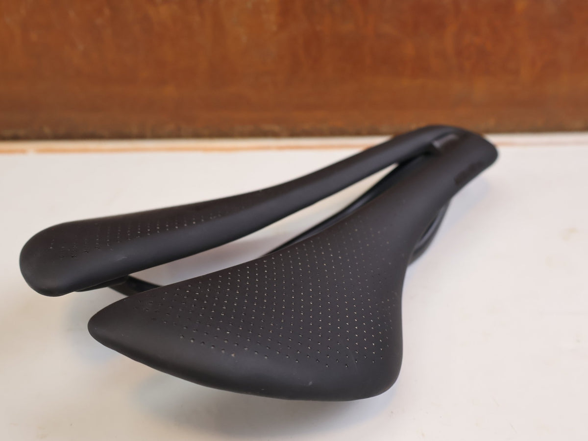 Sattel von Trek, Trek Aeolus RSL Carbon Sattel 145 mm Schwarz 150 g 7x10 mm vor USEDBIKES-OB.DE Hintergrund