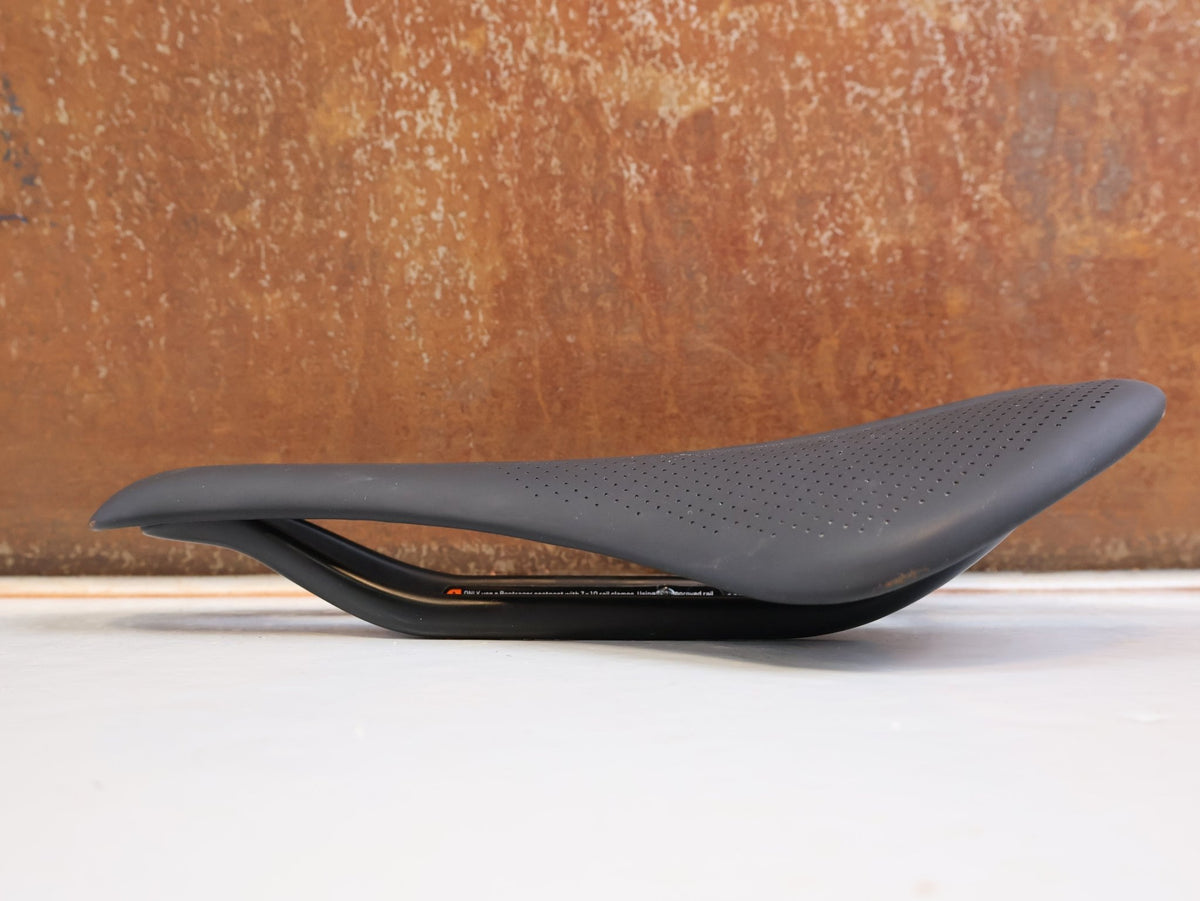 Sattel von Trek, Trek Aeolus RSL Carbon Sattel 145 mm Schwarz 150 g 7x10 mm vor USEDBIKES-OB.DE Hintergrund