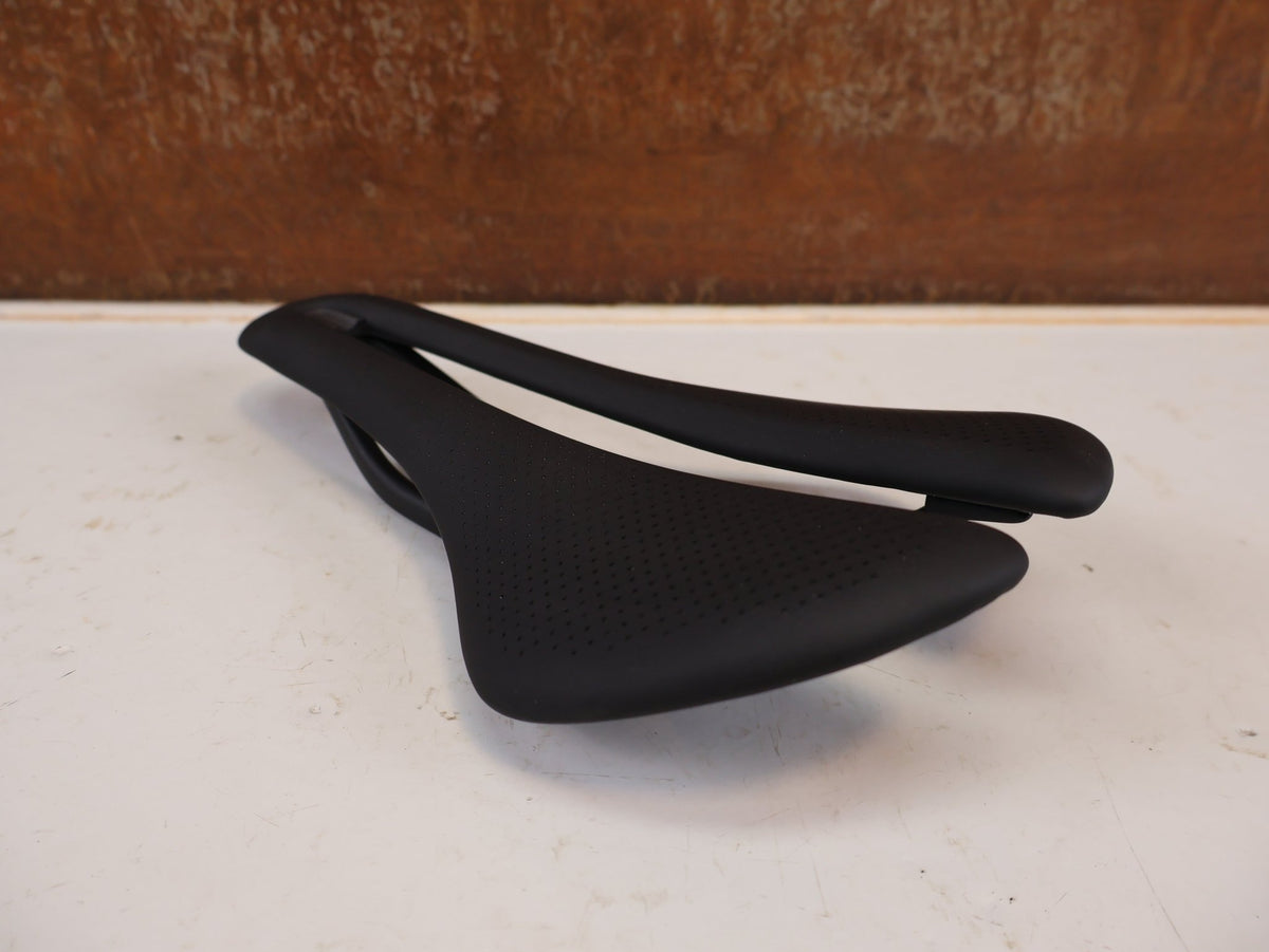 Sattel von Trek, Trek Aeolus RSL Carbon Sattel 145 mm Schwarz 150 g 7x10 mm vor USEDBIKES-OB.DE Hintergrund