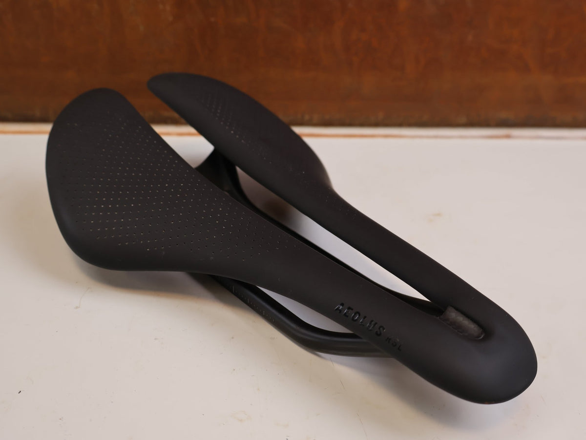 Sattel von Trek, Trek Aeolus RSL Carbon Sattel 145 mm Schwarz 150 g 7x10 mm vor USEDBIKES-OB.DE Hintergrund