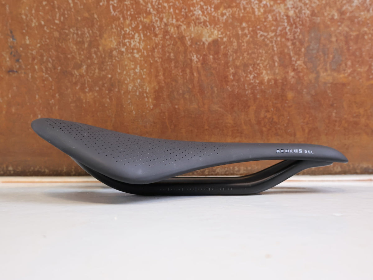 Sattel von Trek, Trek Aeolus RSL Carbon Sattel 145 mm Schwarz 150 g 7x10 mm vor USEDBIKES-OB.DE Hintergrund