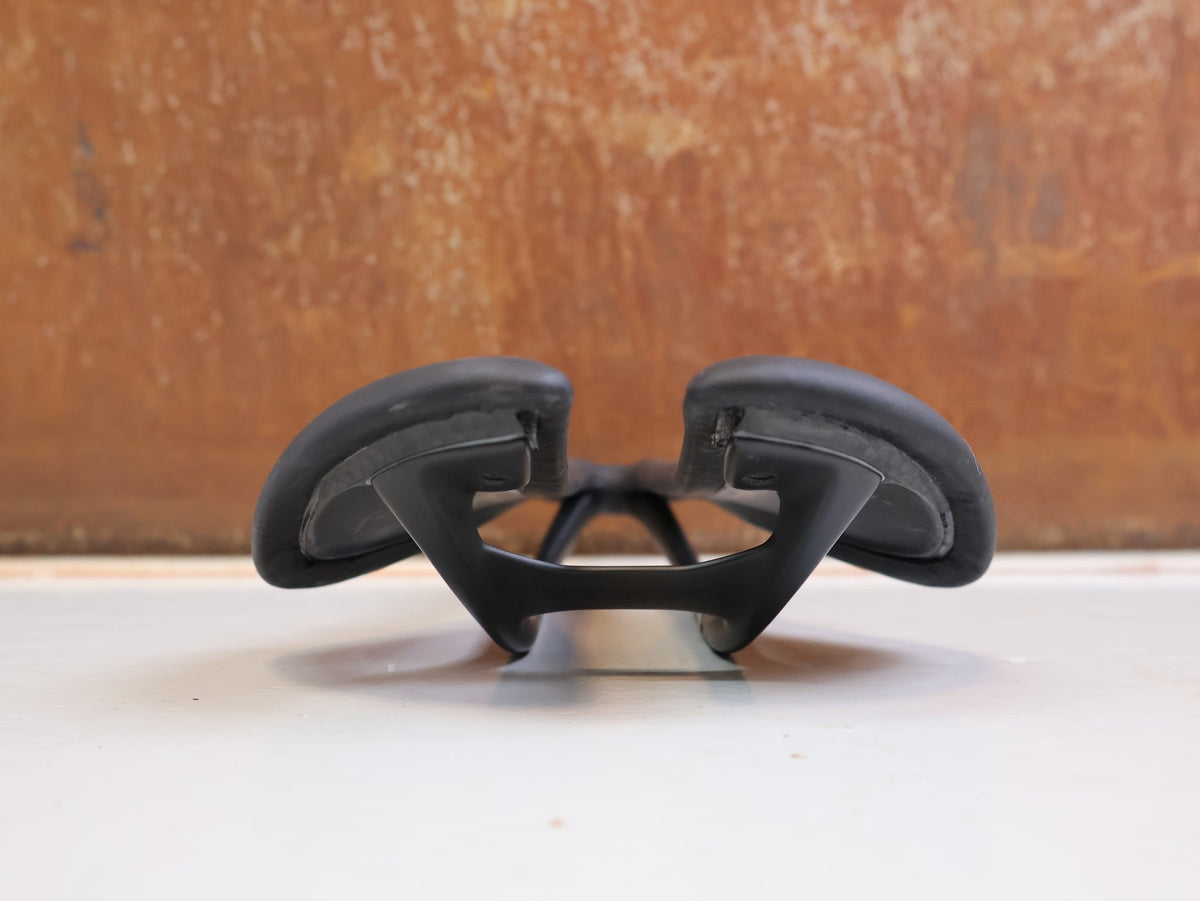 Sattel von Trek, Trek Aeolus RSL Carbon Sattel 145 mm Schwarz 150 g 7x10 mm vor USEDBIKES-OB.DE Hintergrund