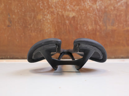 Sattel von Trek, Trek Aeolus RSL Carbon Sattel 145 mm Schwarz 150 g 7x10 mm vor USEDBIKES-OB.DE Hintergrund