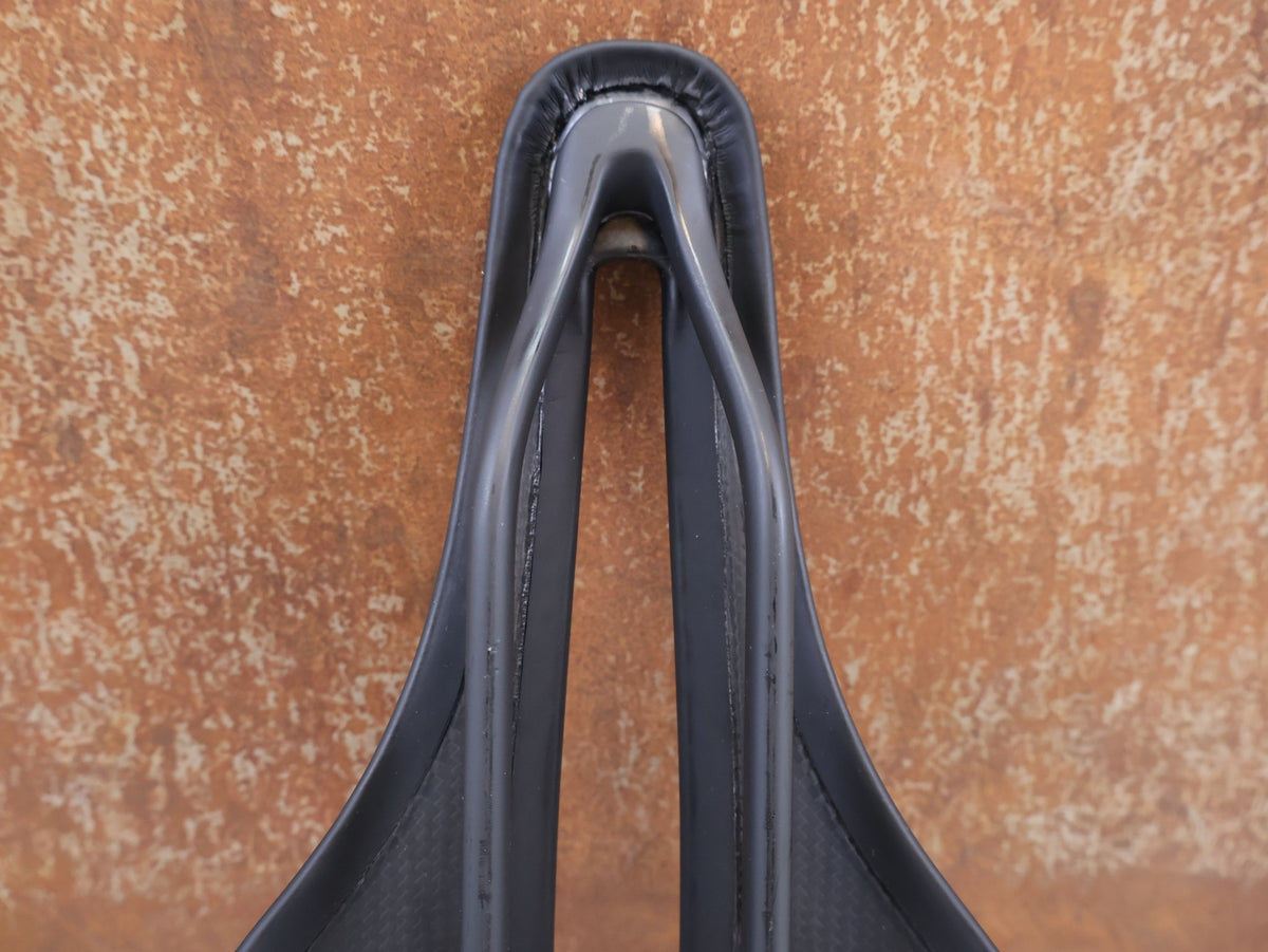 Sattel von Trek, Trek Aeolus RSL Carbon Sattel 145 mm Schwarz 150 g 7x10 mm vor USEDBIKES-OB.DE Hintergrund
