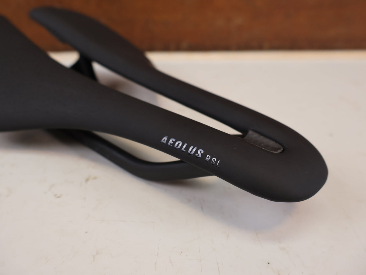 Sattel von Trek, Trek Aeolus RSL Carbon Sattel 145 mm Schwarz 150 g 7x10 mm vor USEDBIKES-OB.DE Hintergrund