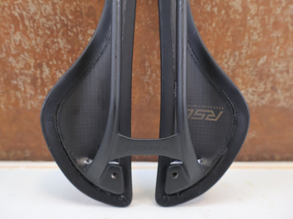 Sattel von Trek, Trek Aeolus RSL Carbon Sattel 145 mm Schwarz 150 g 7x10 mm vor USEDBIKES-OB.DE Hintergrund
