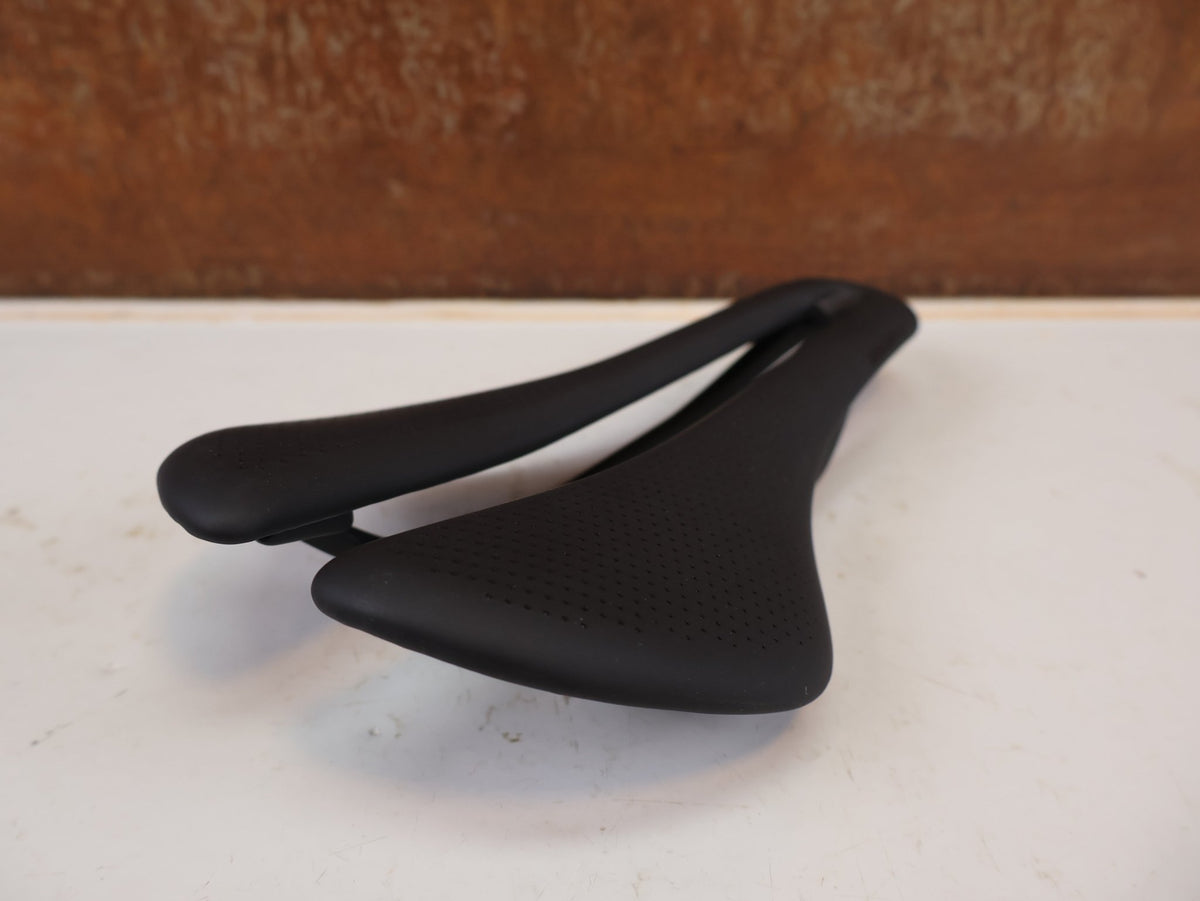 Sattel von Trek, Trek Aeolus RSL Carbon Sattel 145 mm Schwarz 150 g 7x10 mm vor USEDBIKES-OB.DE Hintergrund