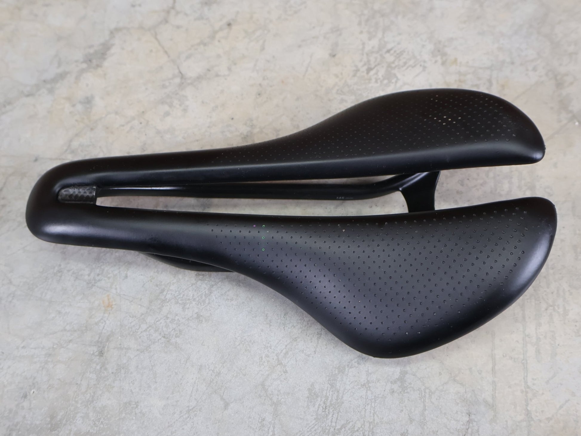 Sattel von Trek, TREK AEOLUS RSL FAHRRADSATTEL – 145 MM – OCLV CARBON – 7×10 MM CARBONSTREBEN vor USEDBIKES - OB.DE Hintergrund