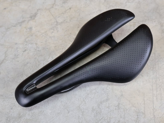 Sattel von Trek, TREK AEOLUS RSL FAHRRADSATTEL – 145 MM – OCLV CARBON – 7×10 MM CARBONSTREBEN vor USEDBIKES - OB.DE Hintergrund