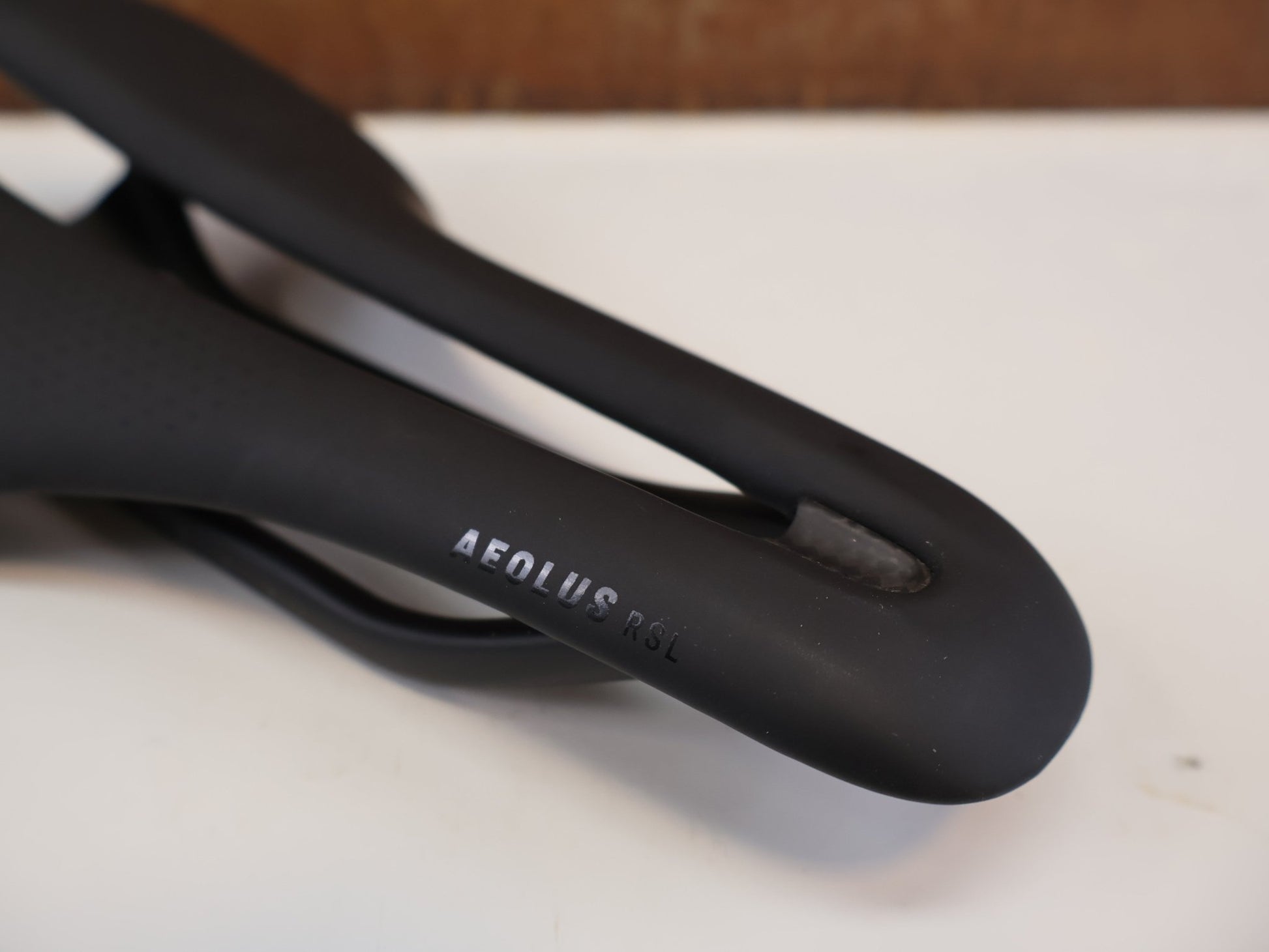 Sattel von Trek, TREK AEOLUS RSL FAHRRADSATTEL / CARBON / 145 MM / RACE SHOP LIMITED vor USEDBIKES - OB.DE Hintergrund
