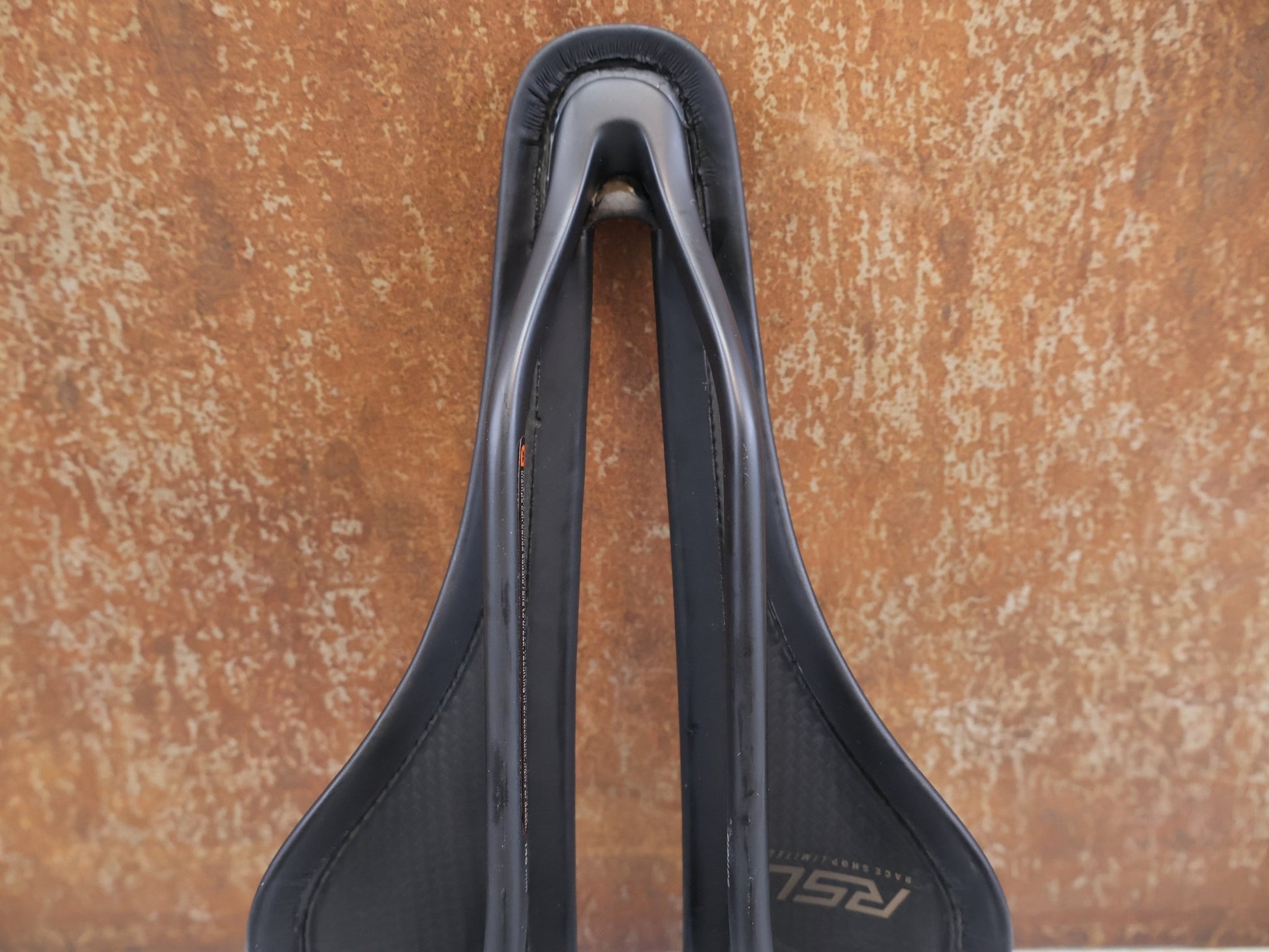 Sattel von Trek, TREK AEOLUS RSL FAHRRADSATTEL / CARBON / 145 MM / RACE SHOP LIMITED vor USEDBIKES - OB.DE Hintergrund