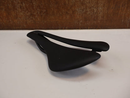 Sattel von Trek, TREK AEOLUS RSL FAHRRADSATTEL / CARBON / 145 MM / RACE SHOP LIMITED vor USEDBIKES - OB.DE Hintergrund