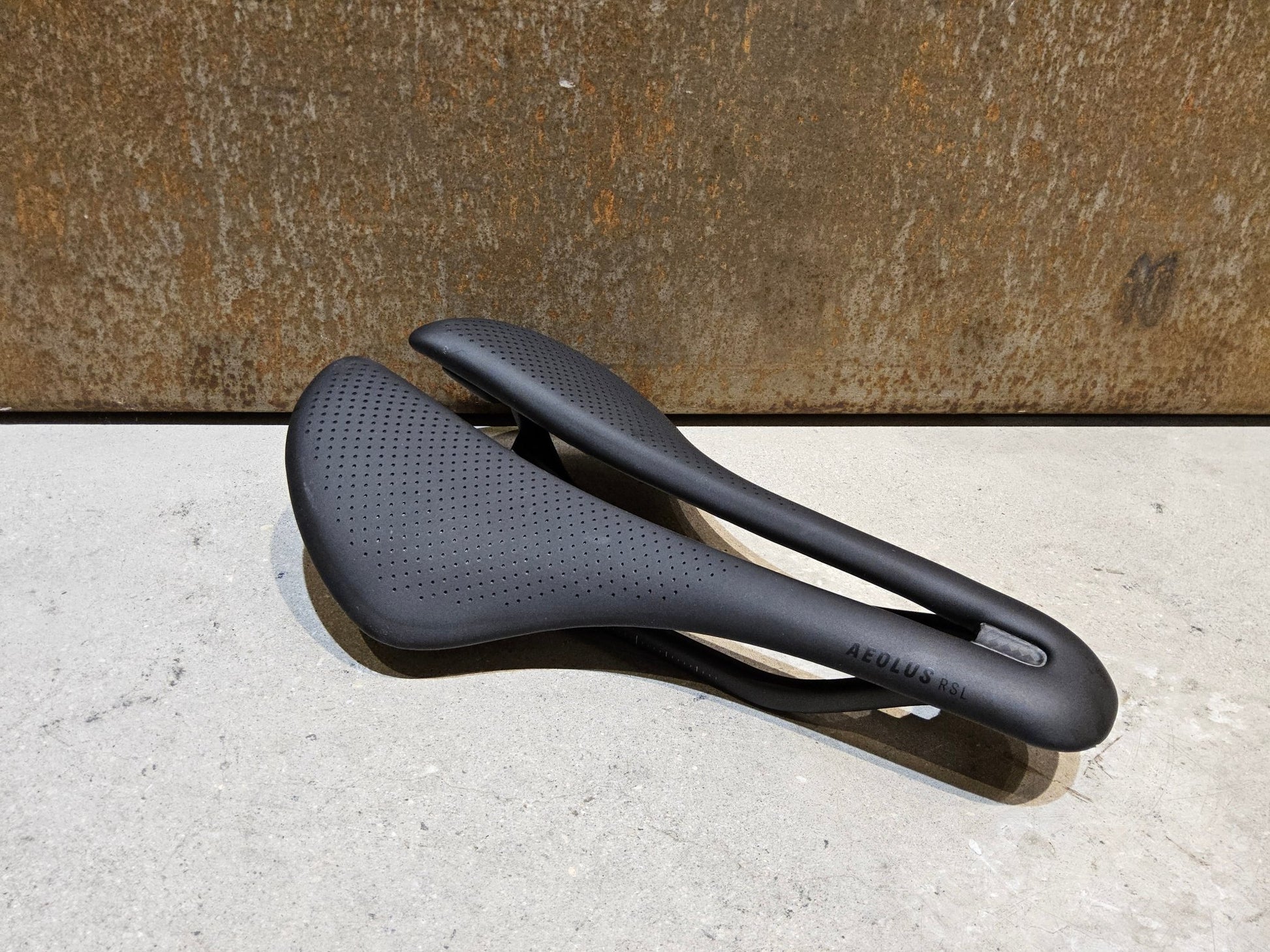 Sattel von Trek, TREK AEOLUS RSL SATTEL 155MM in variant_title vor USEDBIKES - OB.DE Hintergrund