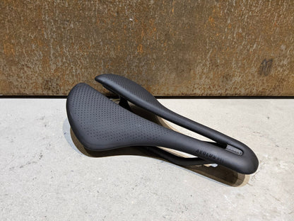 Sattel von Trek, TREK AEOLUS RSL SATTEL 155MM in variant_title vor USEDBIKES - OB.DE Hintergrund