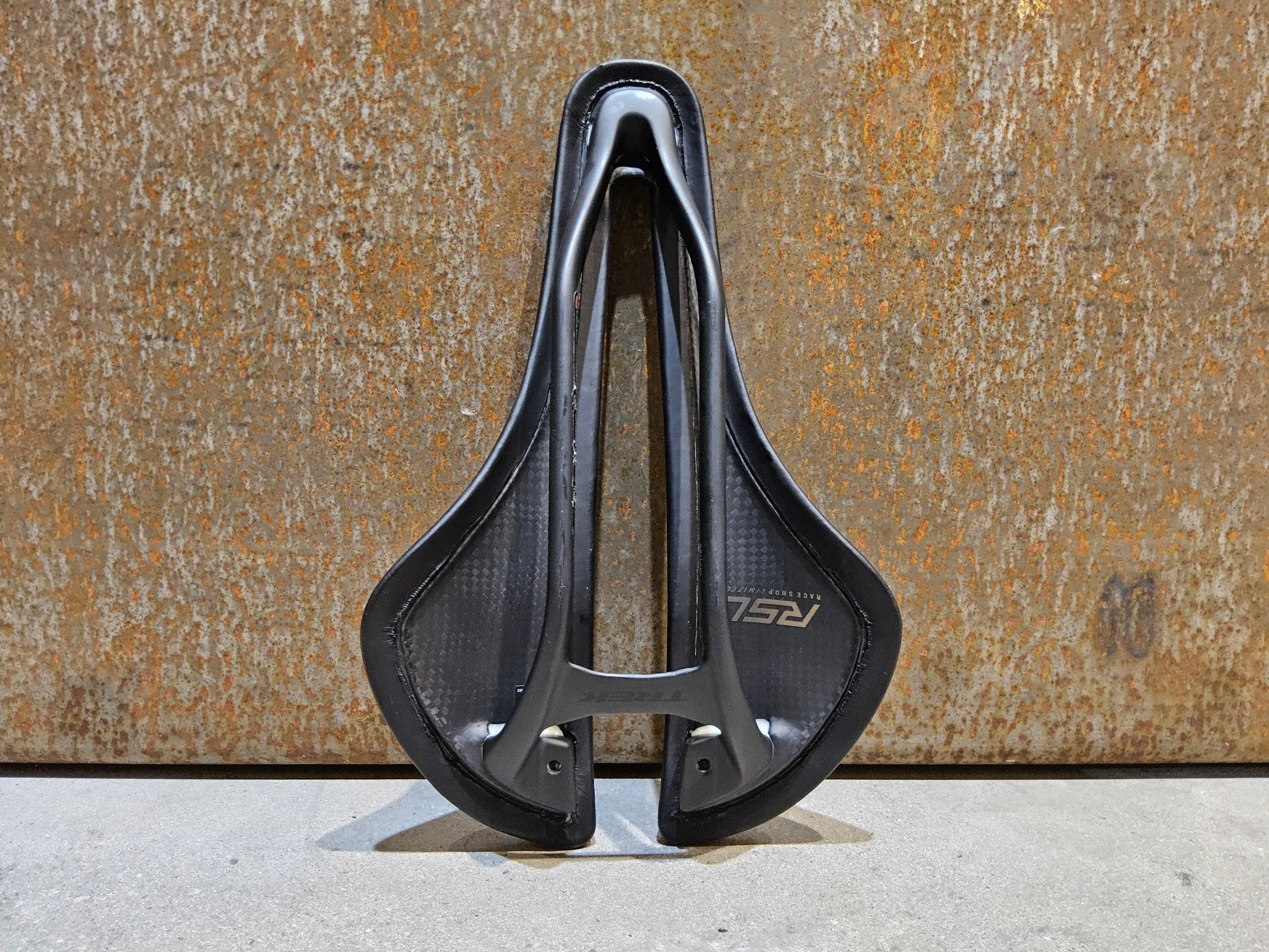 Sattel von Trek, TREK AEOLUS RSL SATTEL 155MM in variant_title vor USEDBIKES - OB.DE Hintergrund