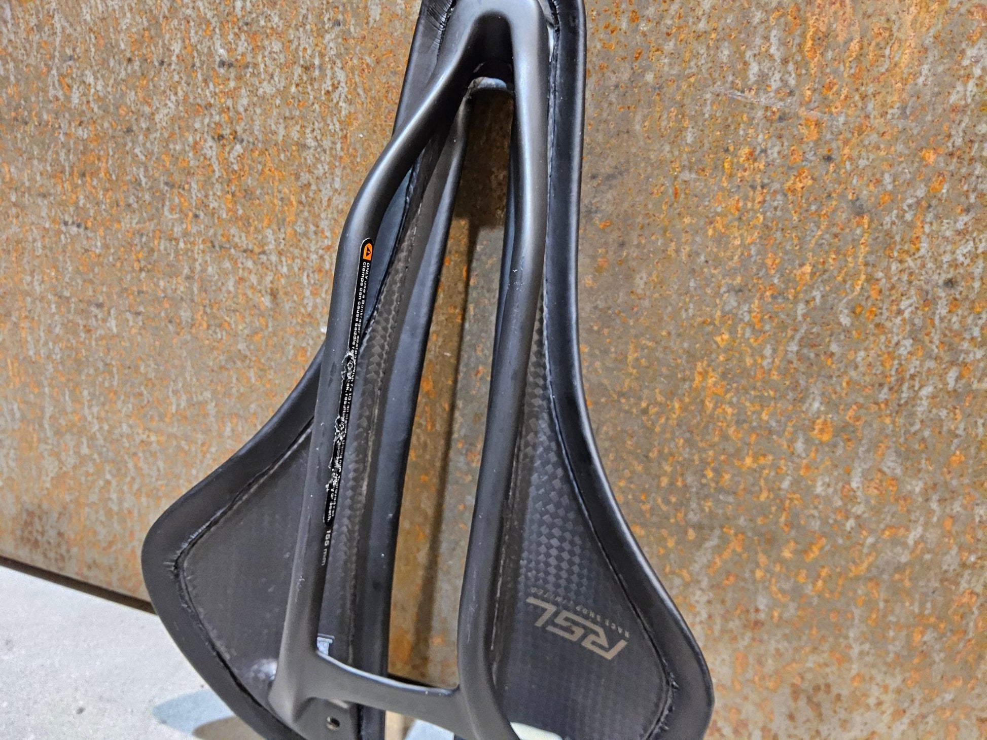 Sattel von Trek, TREK AEOLUS RSL SATTEL 155MM in variant_title vor USEDBIKES - OB.DE Hintergrund