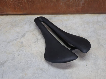 Sattel von Trek, TREK AEOLUS RSL SATTEL 155MM vor USEDBIKES - OB.DE Hintergrund