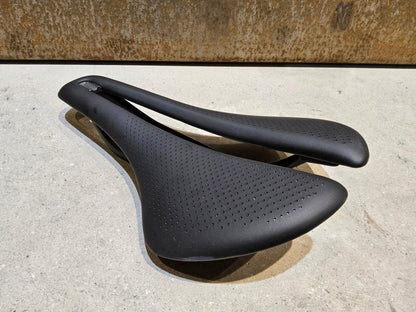 Sattel von Trek, TREK AEOLUS RSL SATTEL 155MM in variant_title vor USEDBIKES - OB.DE Hintergrund