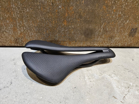 Sattel von Trek, TREK AEOLUS RSL SATTEL 155MM in variant_title vor USEDBIKES - OB.DE Hintergrund