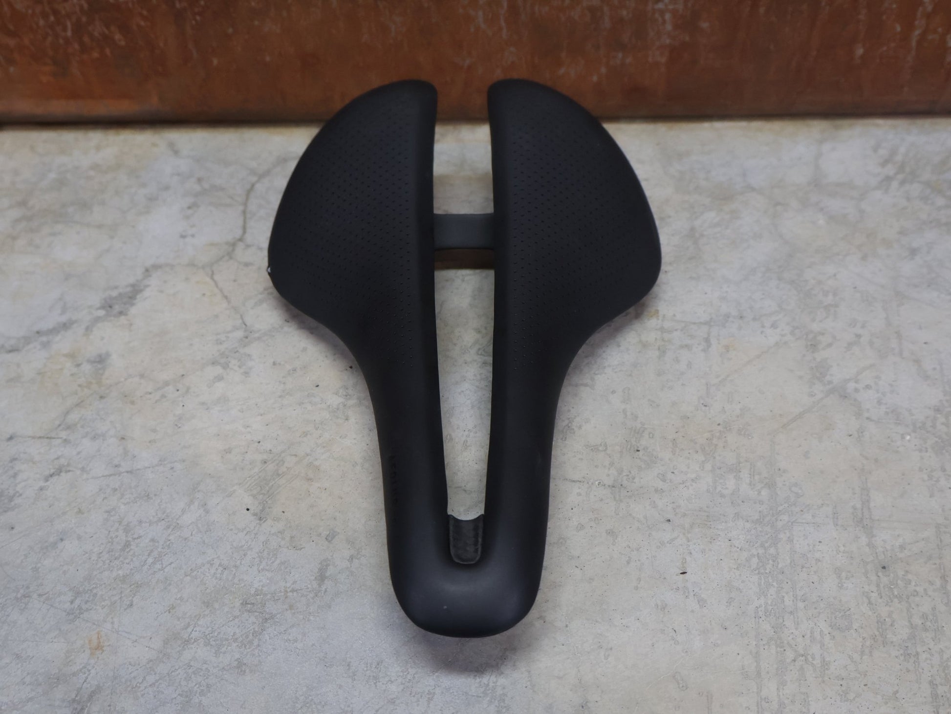 Sattel von Trek, TREK AEOLUS RSL SATTEL 155MM vor USEDBIKES - OB.DE Hintergrund