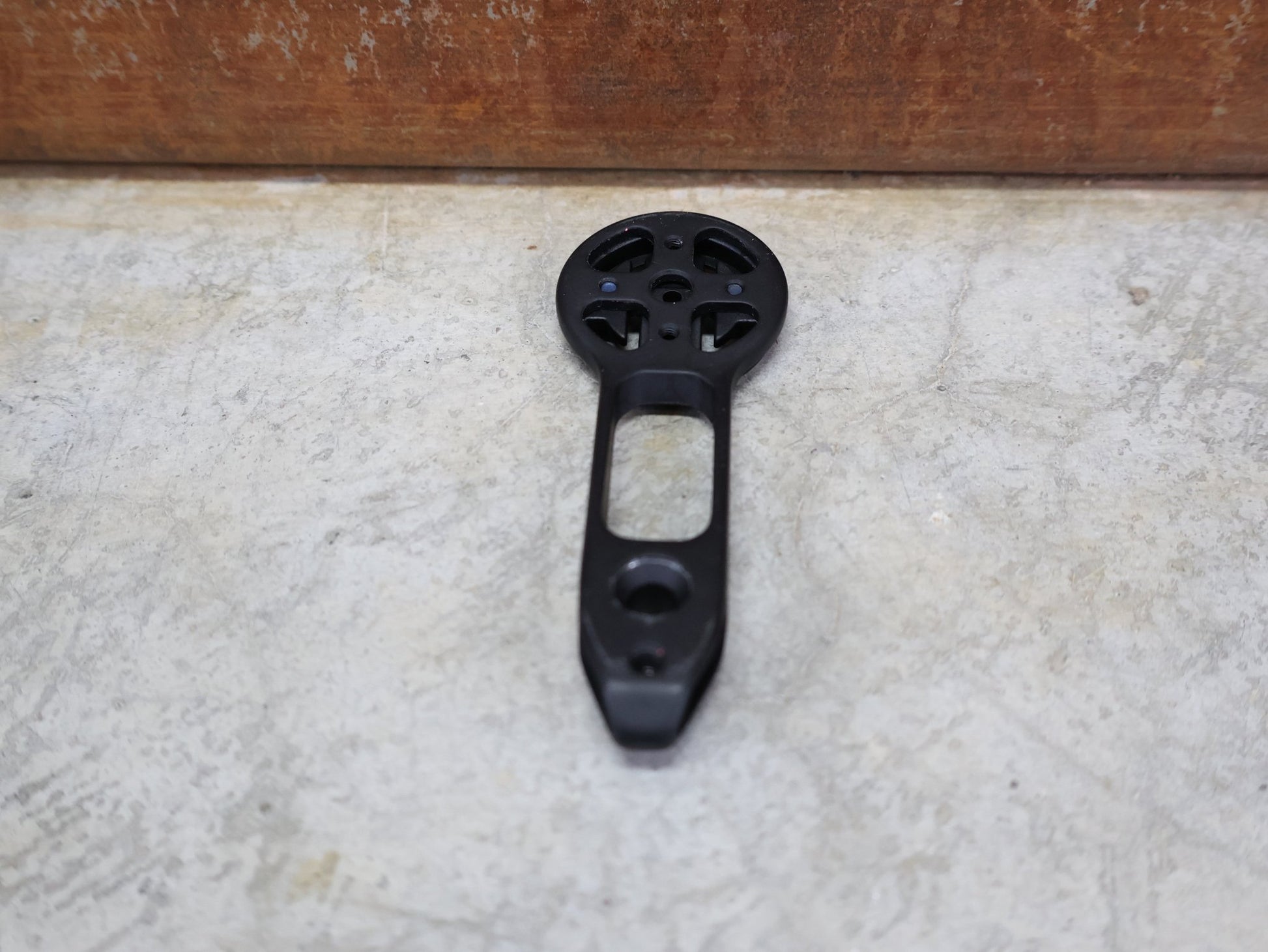 Computerhalterung von Trek, TREK – AERO RSL BARSTEM PRO BLENDR HALTERUNG / ORIGINAL / GARMIN & WAHOO PUCKS vor USEDBIKES - OB.DE Hintergrund