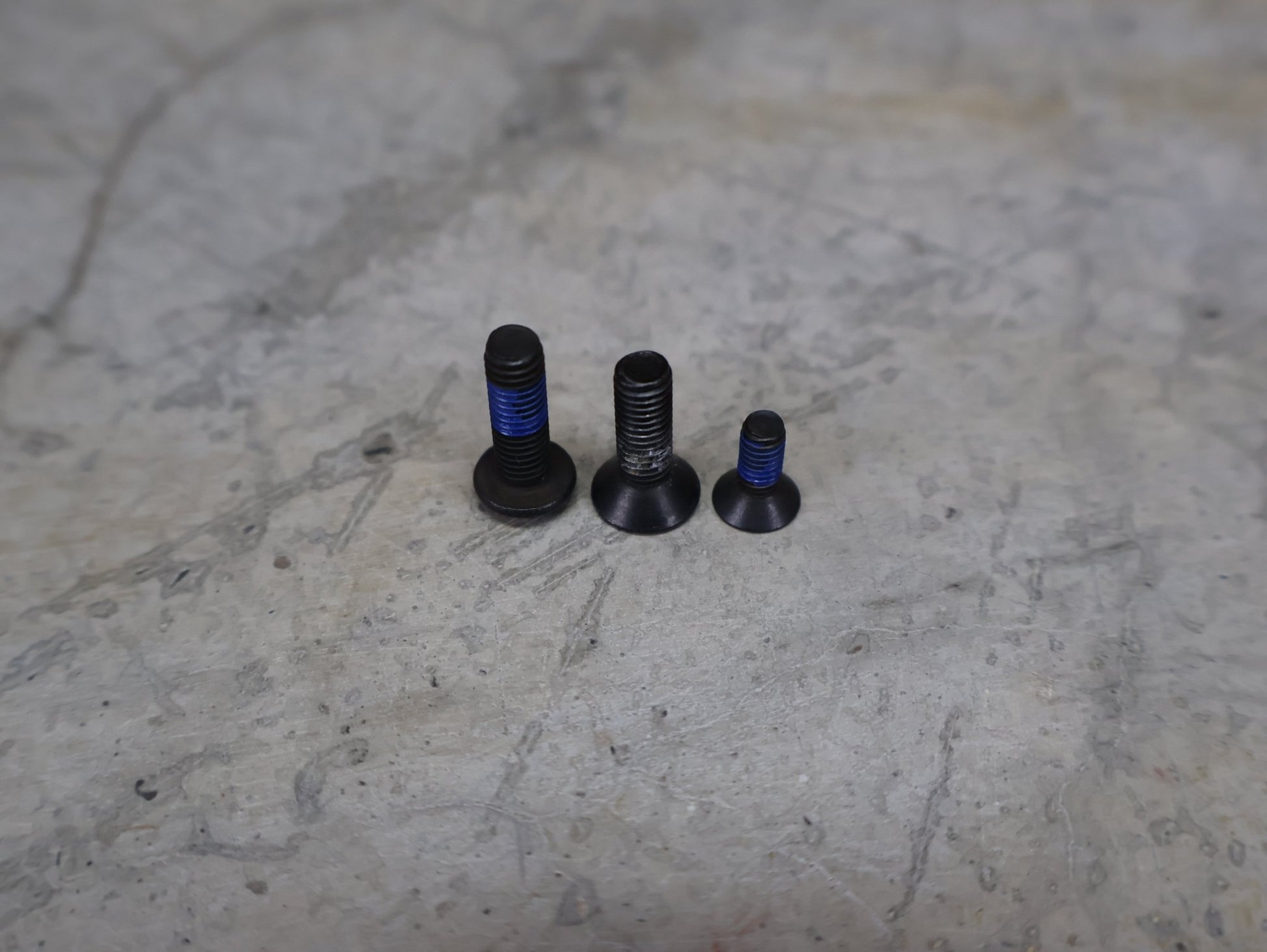 Computerhalterung von Trek, TREK – AERO RSL BARSTEM PRO BLENDR HALTERUNG / ORIGINAL / GARMIN & WAHOO PUCKS vor USEDBIKES - OB.DE Hintergrund