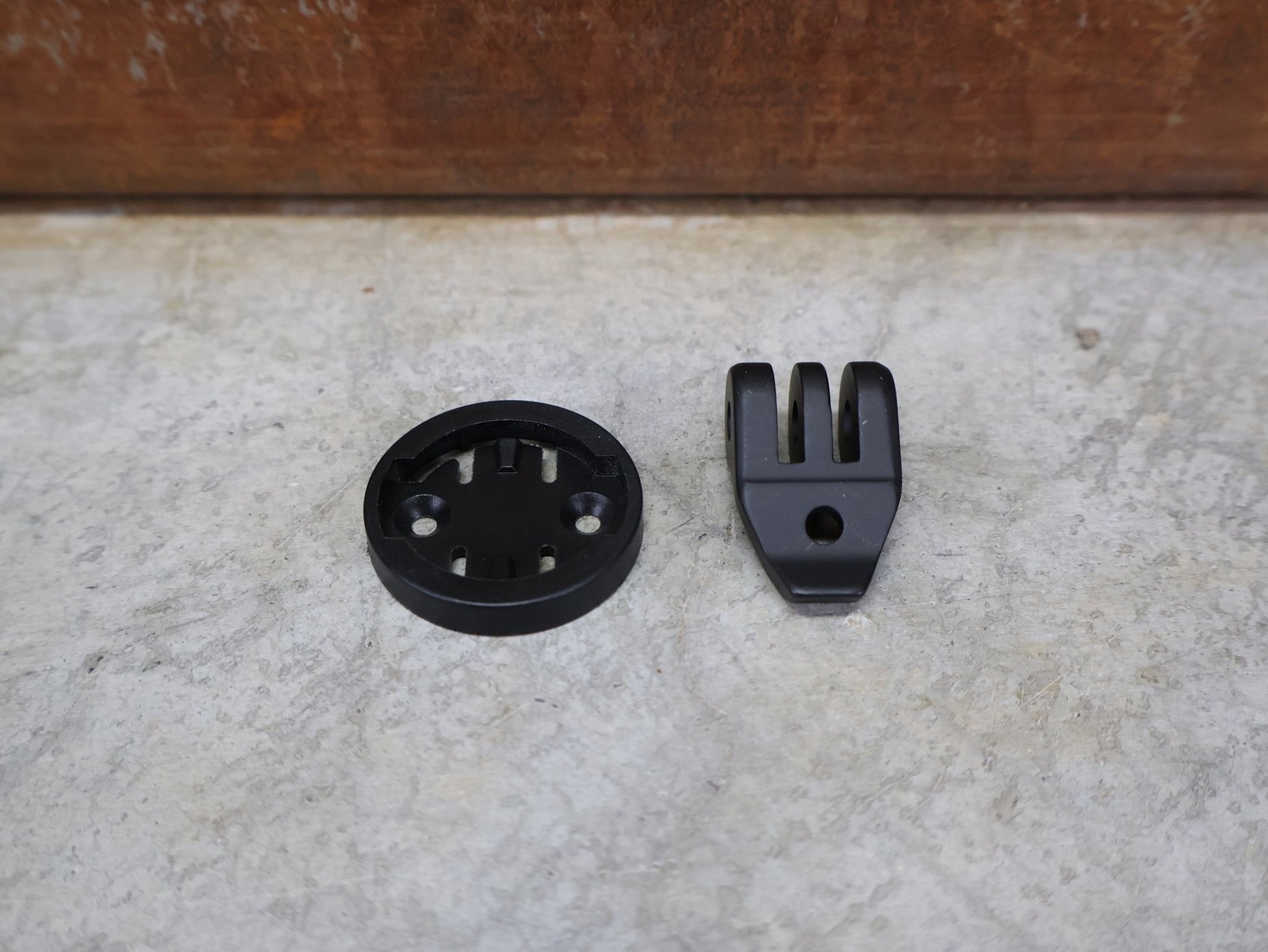 Computerhalterung von Trek, TREK – AERO RSL BARSTEM PRO BLENDR HALTERUNG / ORIGINAL / GARMIN & WAHOO PUCKS vor USEDBIKES - OB.DE Hintergrund