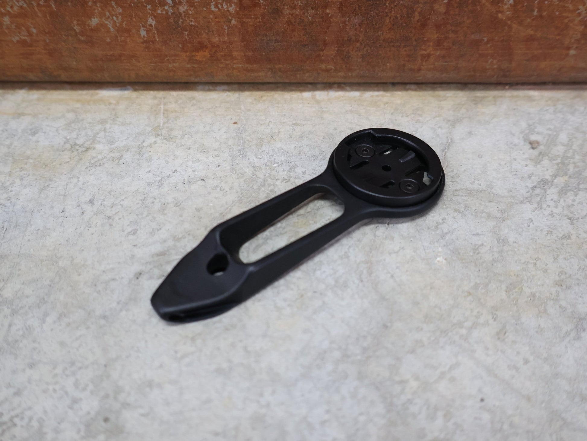 Computerhalterung von Trek, TREK – AERO RSL BARSTEM PRO BLENDR HALTERUNG / ORIGINAL / GARMIN & WAHOO PUCKS vor USEDBIKES - OB.DE Hintergrund