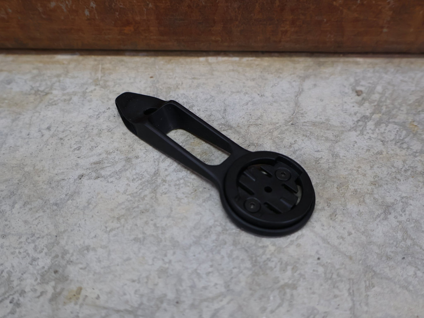 Computerhalterung von Trek, TREK – AERO RSL BARSTEM PRO BLENDR HALTERUNG / ORIGINAL / GARMIN & WAHOO PUCKS vor USEDBIKES - OB.DE Hintergrund