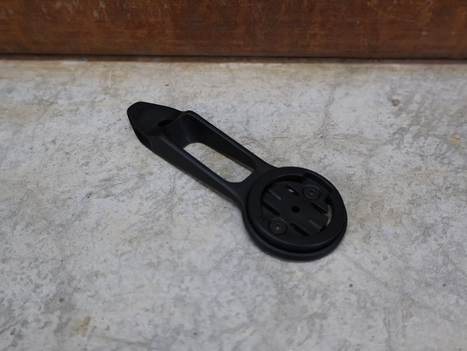 Computerhalterung von Trek, TREK – AERO RSL BARSTEM PRO BLENDR HALTERUNG / ORIGINAL / GARMIN & WAHOO PUCKS vor USEDBIKES - OB.DE Hintergrund