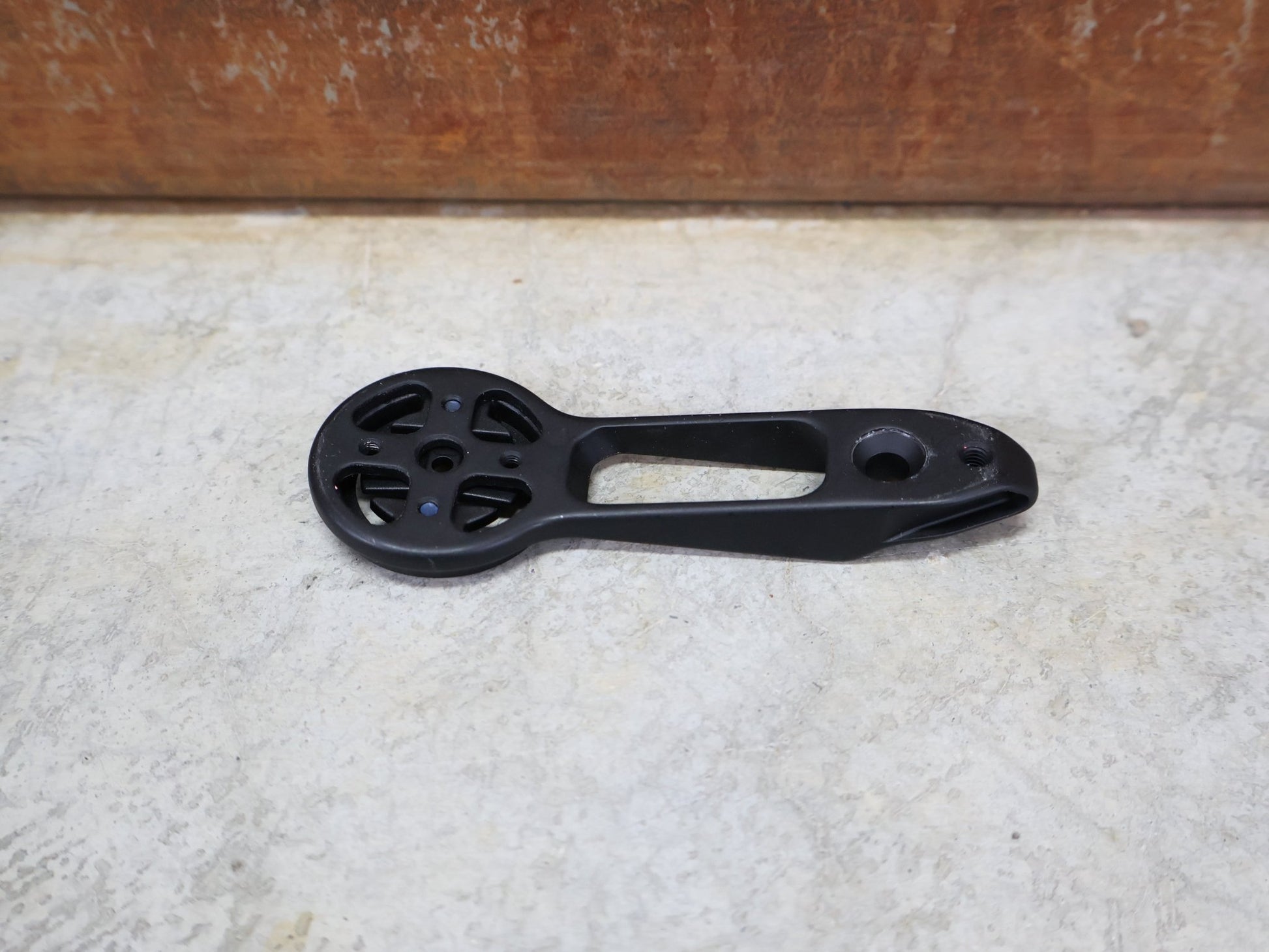 Computerhalterung von Trek, TREK – AERO RSL BARSTEM PRO BLENDR HALTERUNG / ORIGINAL / GARMIN & WAHOO PUCKS vor USEDBIKES - OB.DE Hintergrund