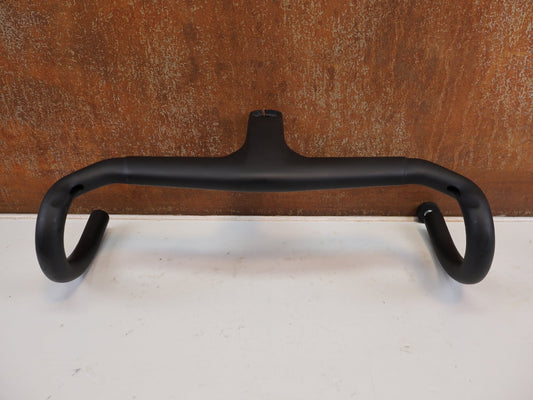 Lenker von Bontrager, TREK AERO RSL ROAD CARBON COCKPIT 390 / 420MM X 90MM vor USEDBIKES-OB.DE Hintergrund
