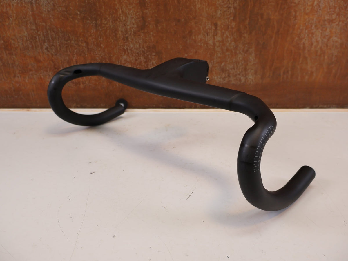 Lenker von Trek, Trek Aero RSL Road Carbon Lenker-Vorbau Einheit 390-420 x 80mm vor USEDBIKES-OB.DE Hintergrund