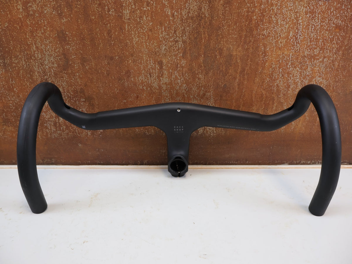 Lenker von Trek, Trek Aero RSL Road Carbon Lenker-Vorbau Einheit 390-420 x 80mm vor USEDBIKES-OB.DE Hintergrund