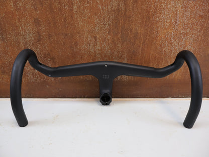 Lenker von Trek, Trek Aero RSL Road Carbon Lenker-Vorbau Einheit 390-420 x 80mm vor USEDBIKES-OB.DE Hintergrund