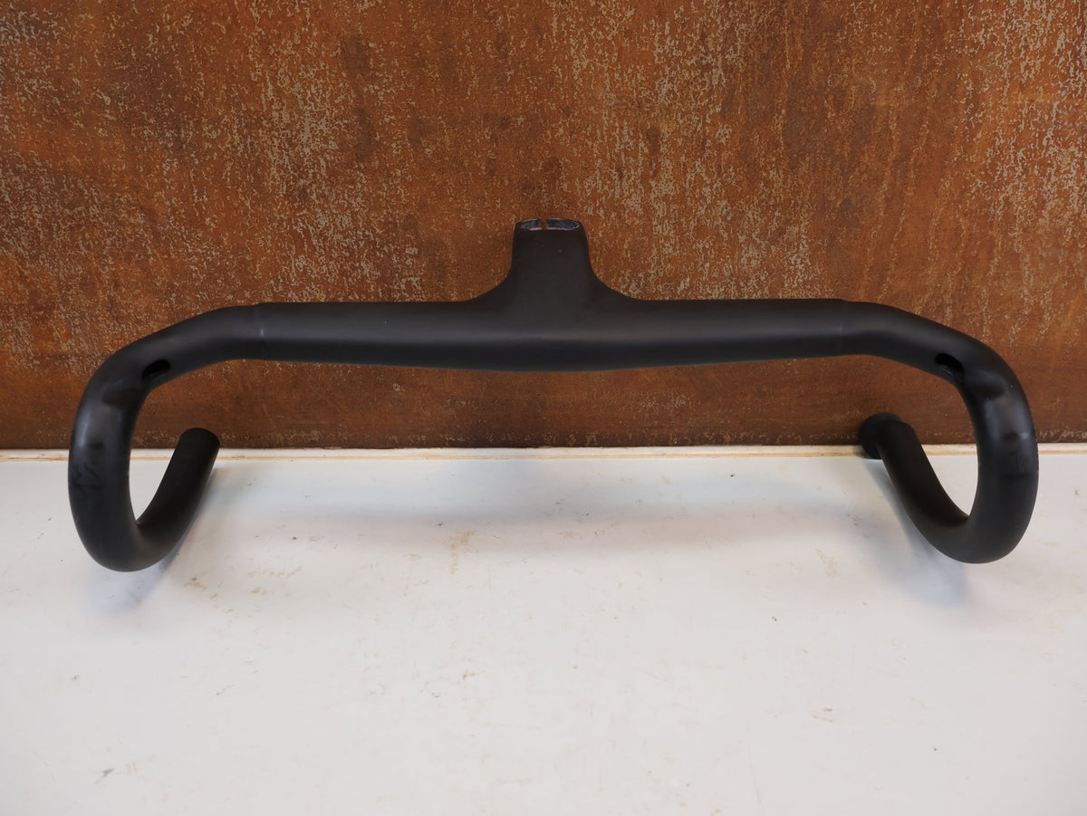 Lenker von Trek, Trek Aero RSL Road Carbon Lenker-Vorbau Einheit 390-420 x 80mm vor USEDBIKES-OB.DE Hintergrund