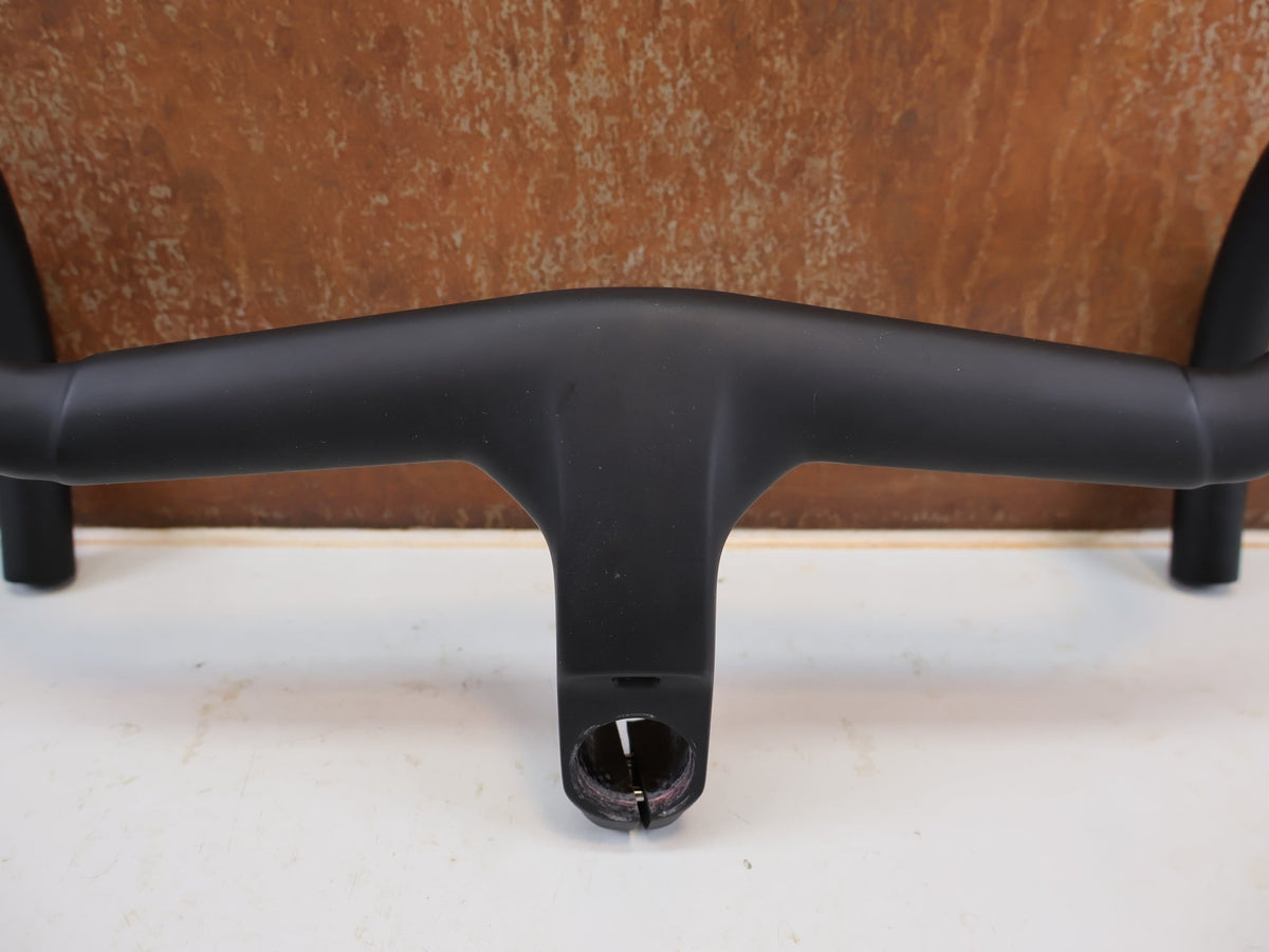 Lenker von Trek, Trek Aero RSL Road Carbon Lenker-Vorbau Einheit 390-420 x 80mm vor USEDBIKES-OB.DE Hintergrund