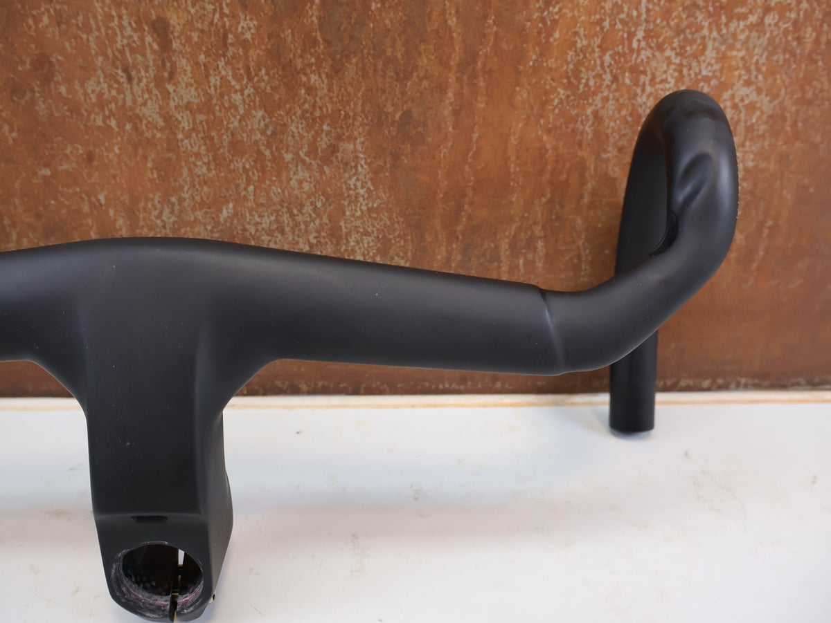Lenker von Trek, Trek Aero RSL Road Carbon Lenker-Vorbau Einheit 390-420 x 80mm vor USEDBIKES-OB.DE Hintergrund
