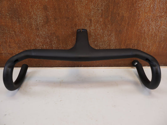 Lenker von Trek, Trek Aero RSL Road Carbon Lenker-Vorbau Einheit 410-440 x 110mm vor USEDBIKES-OB.DE Hintergrund