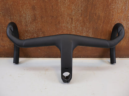 Lenker von Trek, Trek Aero RSL Road Carbon Lenker-Vorbau Einheit 410-440 x 110mm vor USEDBIKES-OB.DE Hintergrund