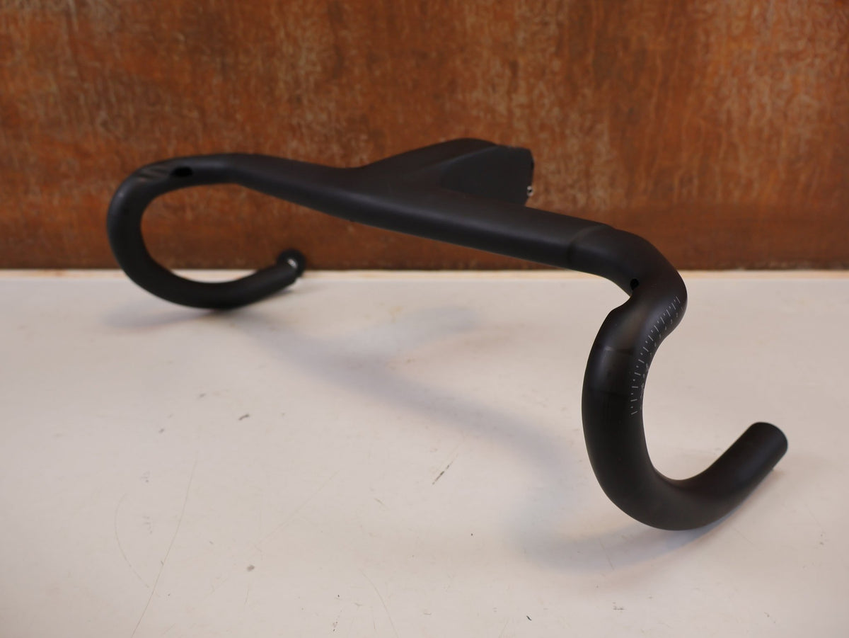 Lenker von Trek, Trek Aero RSL Road Carbon Lenker-Vorbau Einheit 410-440 x 110mm vor USEDBIKES-OB.DE Hintergrund