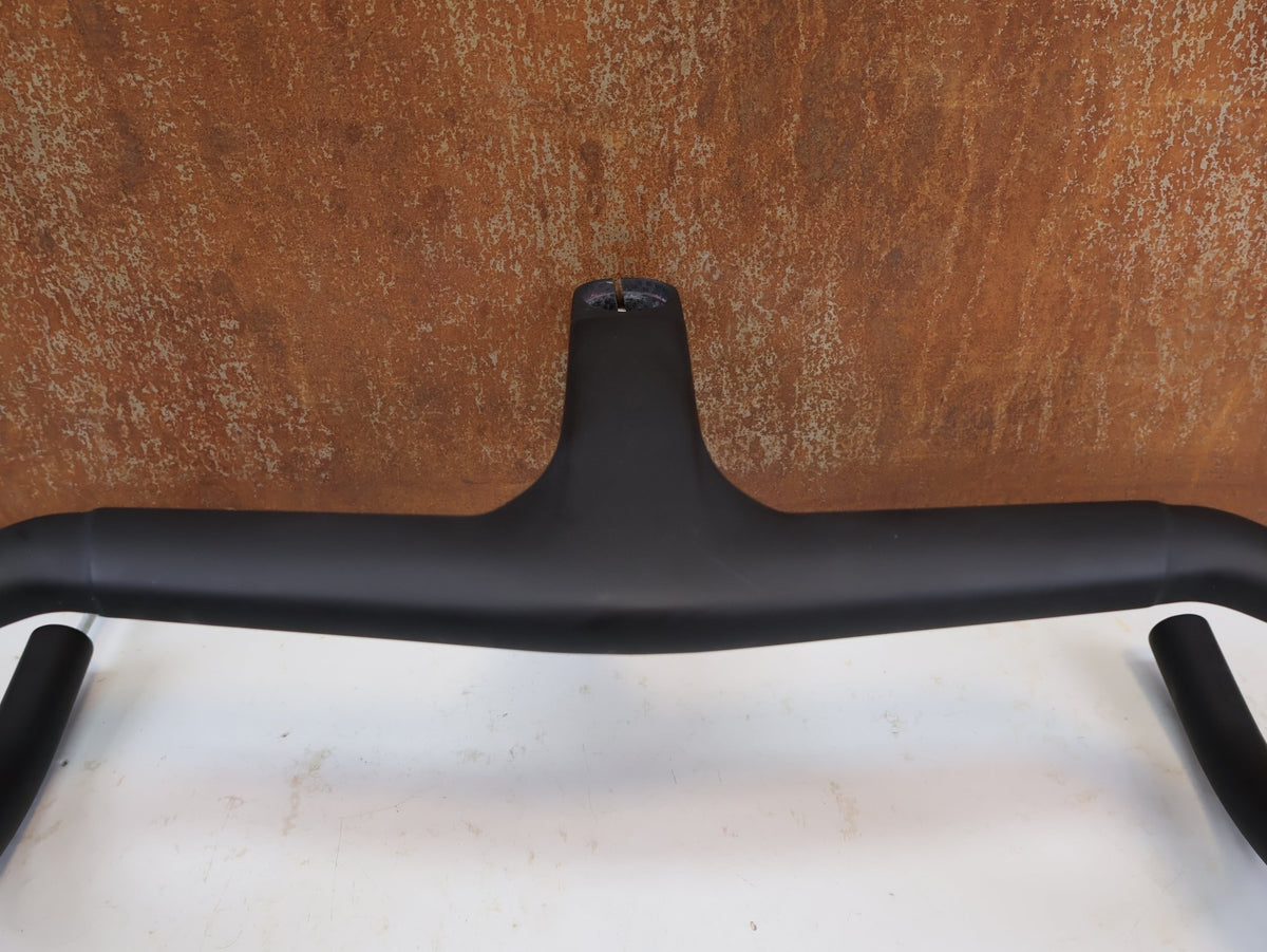 Lenker von Trek, Trek Aero RSL Road Carbon Lenker-Vorbau Einheit 410-440 x 110mm vor USEDBIKES-OB.DE Hintergrund